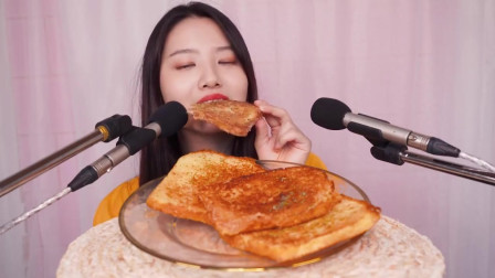 吃播：韩国美女吃货试吃自制香煎面包片，这满满的黄油，酥脆的口感！