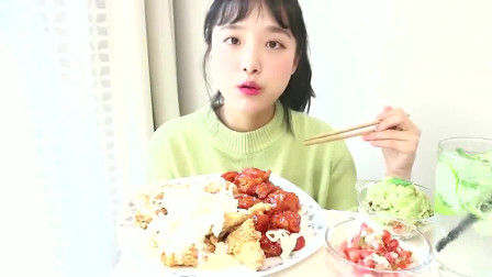 韩国美女吃播Nado大口吃鸡搭配牛油果沙拉太美味了