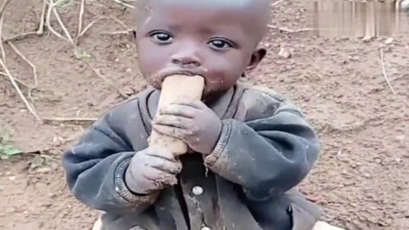 非洲的孩子没得饭吃，竟在啃一个很脏的塑料瓶，真的太可怜了！