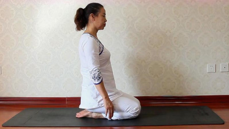 瑜伽坐姿体式：简单的动作可以拉伸脊柱，按摩背部