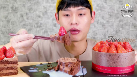 韩国小伙吃播秀，这么多的草莓巧克力蛋糕，吃的真爽啊