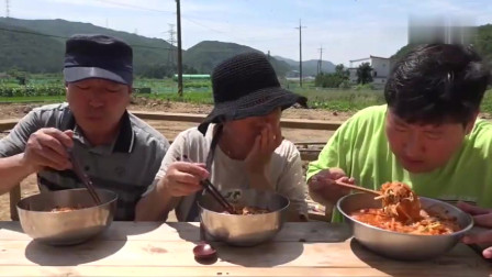 吃播：韩国农村一家人，今天妈妈做了冷面鱼汤，儿子直接换个盆来吃