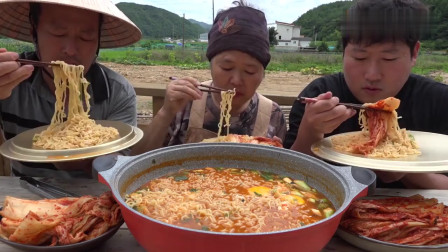 《韩国农村美食》村里人吃午饭，泡面配上辣白菜，吃面就是要吸溜声才过瘾