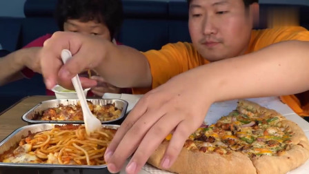 《韩国农村美食》胖墩母子吃夜宵，披萨配上芝士海鲜面，俩人吃的都挺香