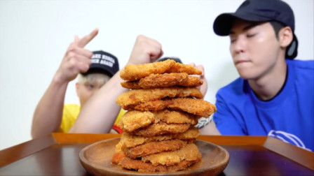 韩国逗比小哥哥吃美味大鸡排，各种表情真丰富，吃鸡排自带表情包