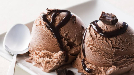 教你在家自制巧克力冰淇淋，材料和做法都非常简单，一看就会！