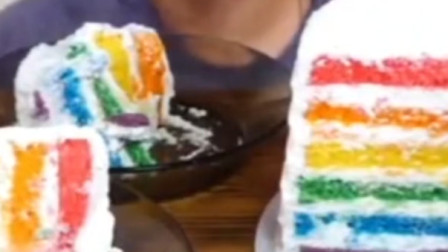 吃货小哥吃自制彩虹蛋糕，切开内部真是惊艳，看着就馋人！