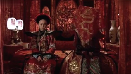 《末代皇帝》溥仪对自己的婚事不满意，想不到一掀开新娘盖头一看，溥仪立马被迷住了！