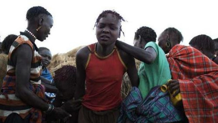 非洲最残忍的风俗，年青女子被亲生父母送去割礼，至今依然保留着