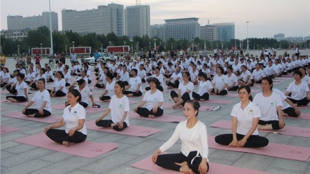 昌邑市300余名妇女齐练瑜伽