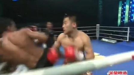李宝明前摆拳砸头就是一个重击，后手重拳再痛打一击直接终结比赛
