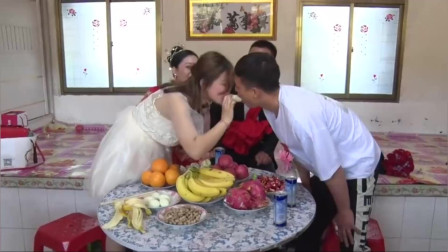 湖北姑娘结婚，伴郎、伴娘玩“嘴对嘴”吃香蕉游戏比新郎玩的都花