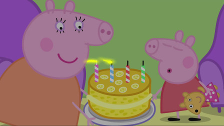 猪妈妈为佩奇准备了生日蛋糕，佩奇正在吹蜡烛许下她的心愿