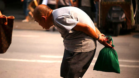 为什么老年人更容易驼背?医生告诉你原因和防治的办法!