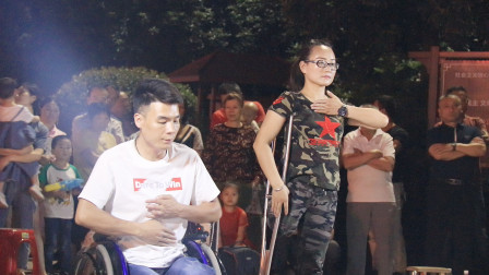 街头残疾歌手，励志手语舞《感恩的心》观众静静欣赏