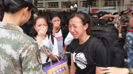 实拍驻港香港青少年军事夏令营毕业典礼，临别之际香港青年纷纷落泪