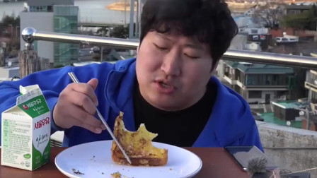 《韩国农村美食》胖儿子在阳台吃早饭，黄油煎面包片配上牛奶，真香