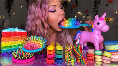 小姐姐吃彩虹色甜品，独角兽的肚子里塞满这种糖果，吃着真是太搞笑
