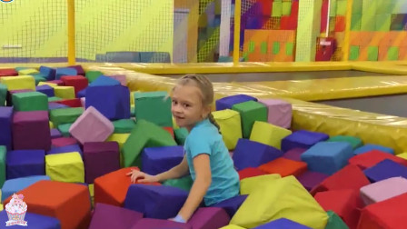 萌宝小趣事！周末小萝莉去室内儿童游乐园玩滑梯，彩色海洋球！