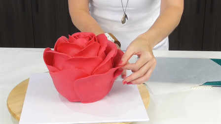 如何制作一个逼真的&ldquo;玫瑰花蛋糕&rdquo;，真是太有创意了！
