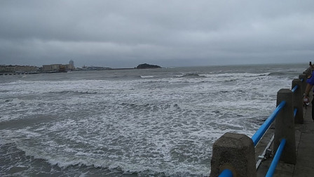 青岛台风过境余威不减，大海浪涛滚滚！
