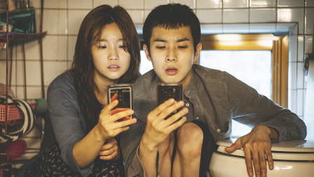 几分钟看完韩国高分电影《寄生虫》，兄妹为了不在马桶上玩手机，去富豪家干了一票