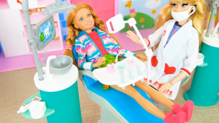 不爱刷牙的小凯丽长了蛀牙，芭比带她去补牙！芭比娃娃玩具故事