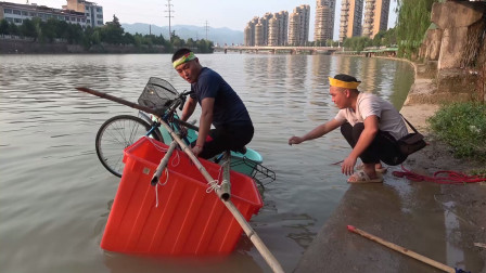 小伙用两个塑料桶自制水上自行车，一下水就翻车，太尴尬了