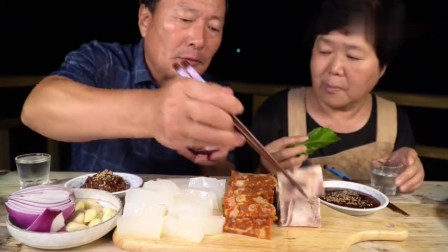 吃播：韩国农村一家人，今天儿子不在家，爸爸妈妈吃冻肉，开小灶！