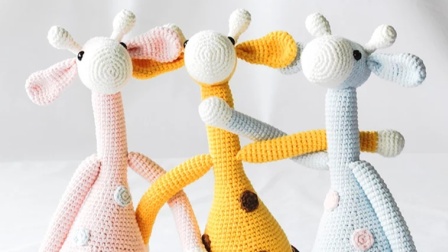 【菲儿妈手作第33集】可爱长颈鹿玩偶下集胳膊腿及整体缝合最新织法编织教案