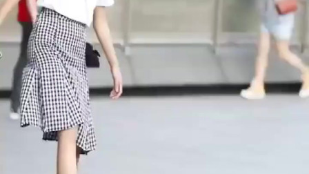 穿搭街拍：美女可爱的转圈圈，这身穿搭真的十分清新哦！