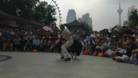 北京光头老师和学员花园美女在天津水上公园表演吉特巴，动作简单好看