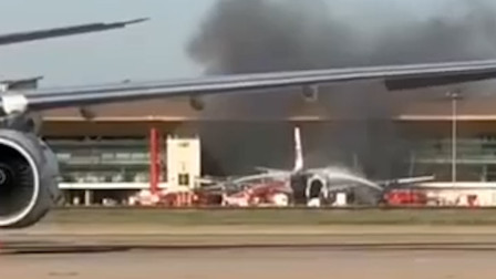 突发：北京首都机场一国航客机着火 飞机顶部似已烧穿