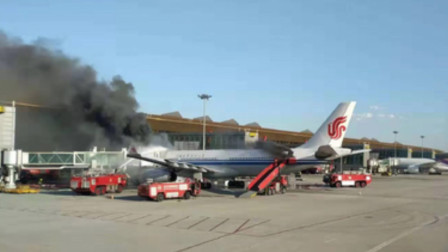 首都机场国航A330客机疑似冒烟起火，顶部烧穿，幸无人伤亡