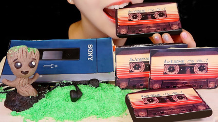 80.90后的童年回忆，巧克力做的录音机和磁带，网友：再也买不到了