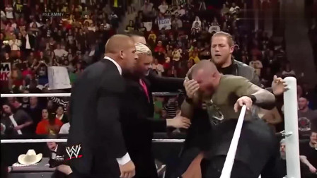 wwe约翰塞纳 WWE巨星兰迪与约翰塞纳引发群星互殴 公主被误伤 现场一度混乱
