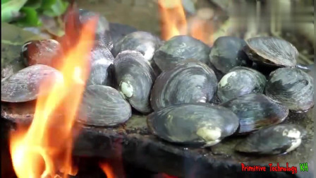 野外求生：小哥石板上煮贝类，蘸酱吃太美味！