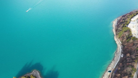 无人机航拍西藏巴松措，湖心小岛犹如一颗宝石镶嵌在绿色的湖面上