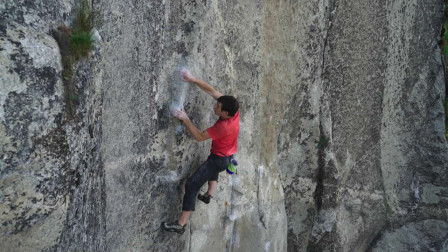 在无任何保护的情况下，徒手攀岩900米高的岩壁，堪称世界极限运动之首的纪录片