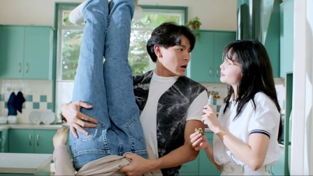 影视：佣人拿扫把扫地，美女：你扫把好可爱！下秒扫把反应贼逗