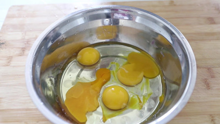 鸡蛋卷用平底锅也能做，告诉你做法和步骤，想吃了在家就能做