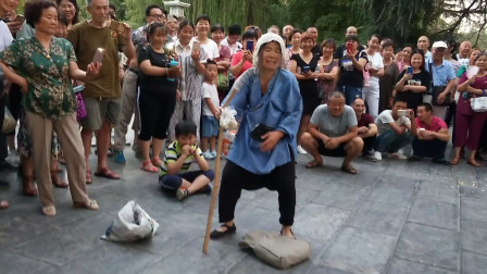 西安兴庆公园老太太表演的《儿女不孝老来难》太伤感了 看的人想哭 每天都有很多人慕名而来合影拍照