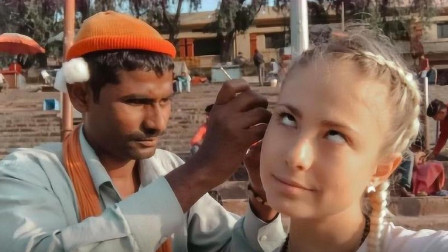 美国姑娘找印度师傅掏耳朵看到掏出的东西一脸全是不可能