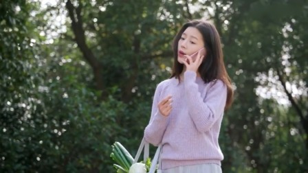 海洋 ：俩女孩在学校是同班同学，在家，一个是公主，一个是仆人
