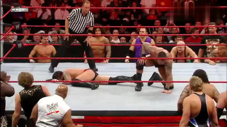 wwe毒蛇 WWE毒蛇兰迪被故意针对 惨遭众多选手围殴 混乱场面吓坏裁判