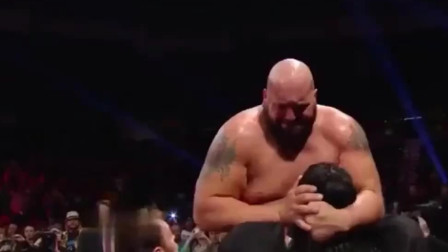 WWE最强壮的大秀哥，得罪兰迪奥顿和圣盾，被重击不省人事！
