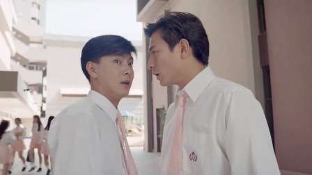 喜剧：新生报到，连学校最凶的学生都收复了，厉害
