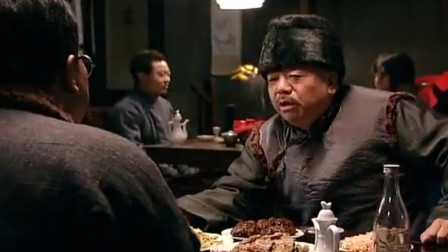 百年荣宝斋：老人下馆子，这下酒菜，酱牛肉花生米卤鸡腿，摆满了一大桌