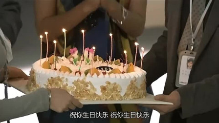 大龄剩女看着生日蛋糕上的蜡烛，竟突然变成了80岁，太可怕了