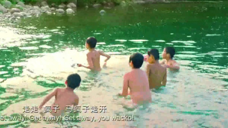 百万巨鳄：一群小孩子在池塘游泳，却不知有条大鳄鱼正在窥视他们
